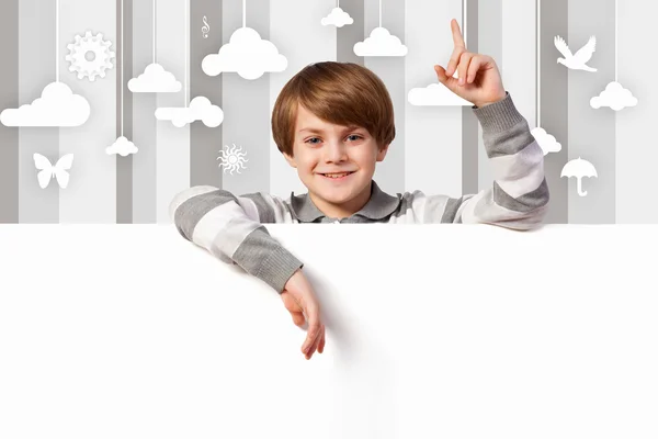 Мальчик с пустым билбордом — стоковое фото