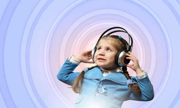 Kulaklıklar, küçük kız — Stok fotoğraf