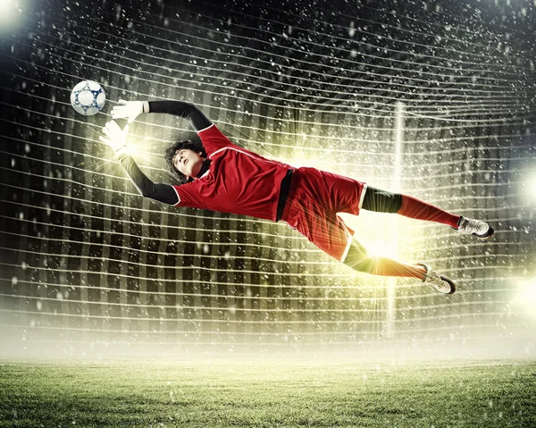 Goleiro pega a bola — Fotografia de Stock