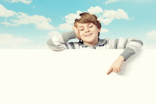Chlapec s prázdnou billboard — Stock fotografie