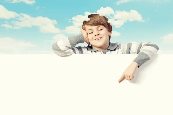 Niño con una cartelera en blanco —  Fotos de Stock