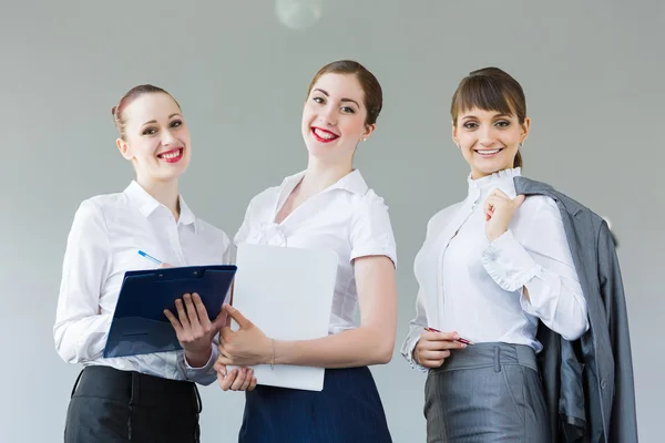 Três jovens empresárias — Fotografia de Stock