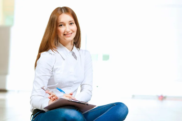 Jonge vrouw in casual — Stockfoto