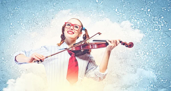 Mujer joven violinista —  Fotos de Stock