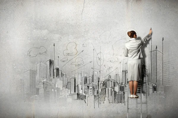 Geschäftsfrau zeichnet an Wand — Stockfoto