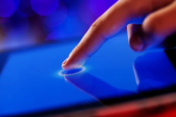 Touchscreen mit dem Finger — Stockfoto