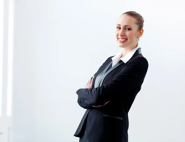 Привлекательная деловая женщина в черном костюме — стоковое фото