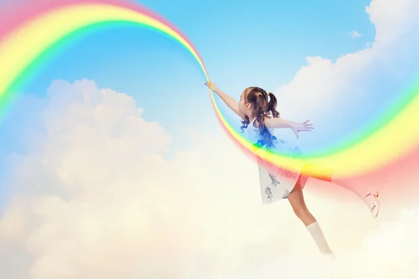 Little girl drawing rainbow — Stock Photo, Image