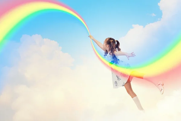 Niña dibujando arco iris — Foto de Stock