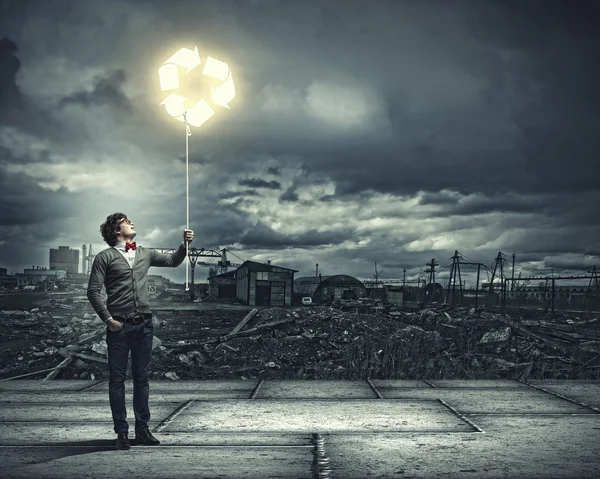 Jeune homme avec un symbole de recyclage — Photo