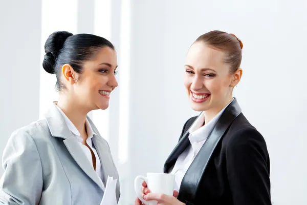 Две привлекательные деловые женщины улыбаются — стоковое фото
