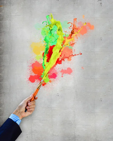 Human hand holding paint brush — Stock Photo, Image