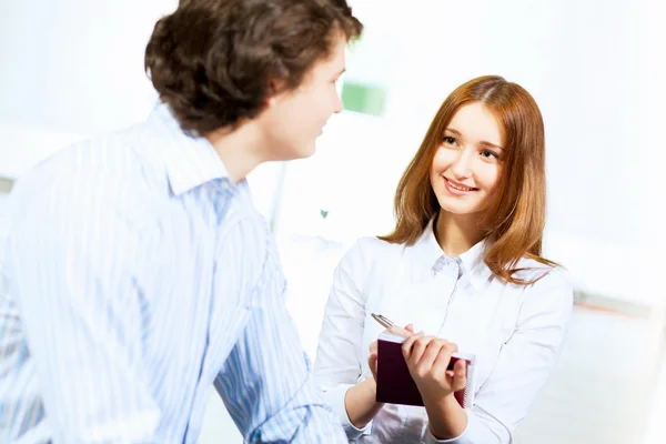 Twee studenten glimlachen — Stockfoto