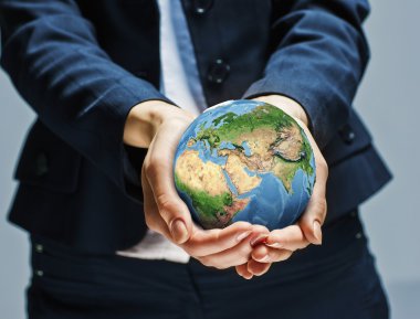 dünya gezegen ellerinde