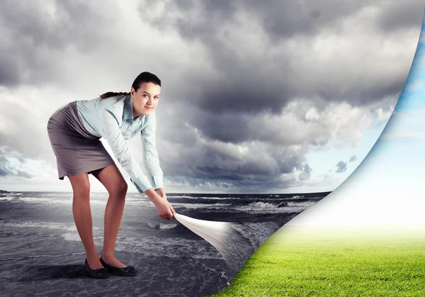 Mujer cambiando la realidad — Foto de Stock