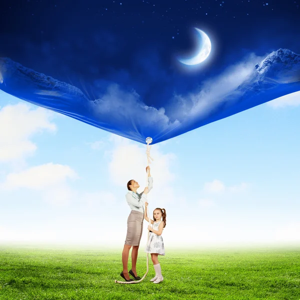 Family pulling banner — Stock Photo, Image