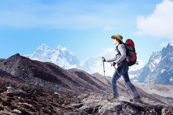 Jeune touriste au sommet de la montagne — Photo