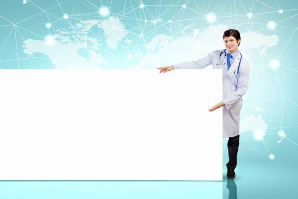 Medico con banner in bianco — Foto Stock