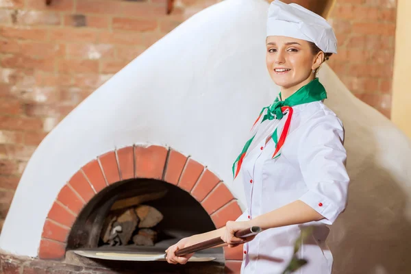 Jonge vrouw cook — Stockfoto