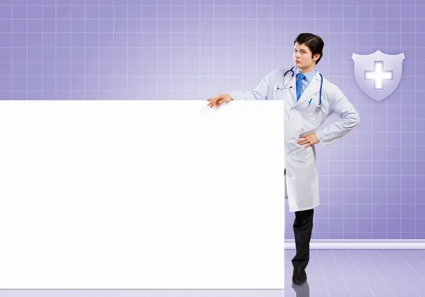 Médico masculino con pancarta —  Fotos de Stock