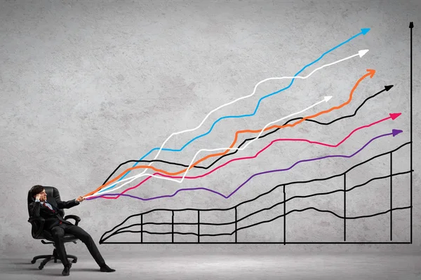 Empresário puxando gráfico — Fotografia de Stock