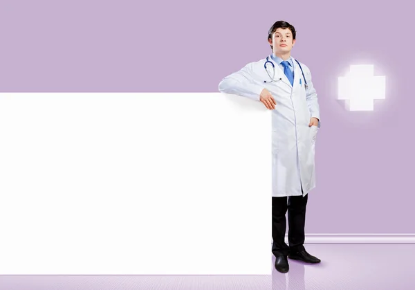 Médico masculino com banner — Fotografia de Stock