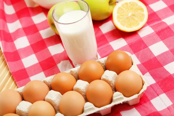 Melk in een glazen pot en eieren — Stockfoto