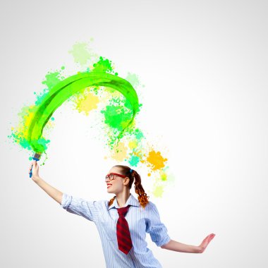 Fırçalı genç bir kadın.