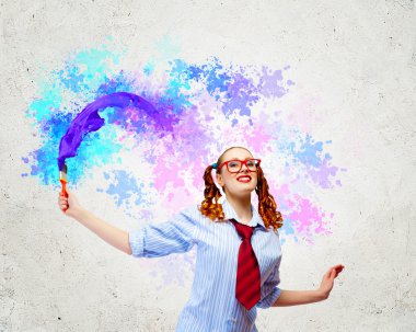 Fırçalı genç bir kadın.