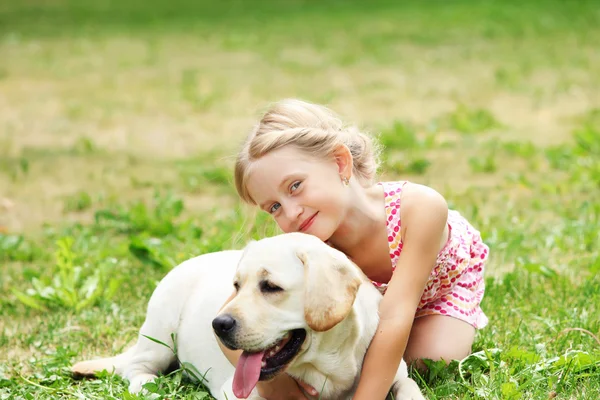 Niña con su perro — Foto de Stock