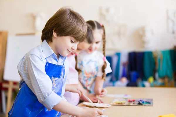 Niños dibujando y pintando —  Fotos de Stock