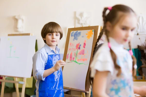 Kinderen tekenen en schilderen — Stockfoto