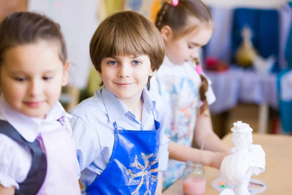 Kinderen tekenen en schilderen — Stockfoto