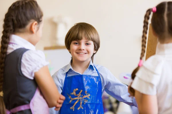 Kinderen tekenen en schilderen — Stockfoto