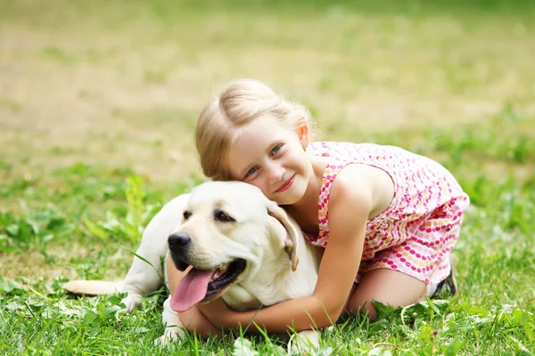 Kis lány kutyájával — Stock Fotó