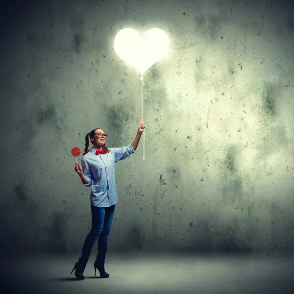 Ragazza adolescente con caramelle — Foto Stock