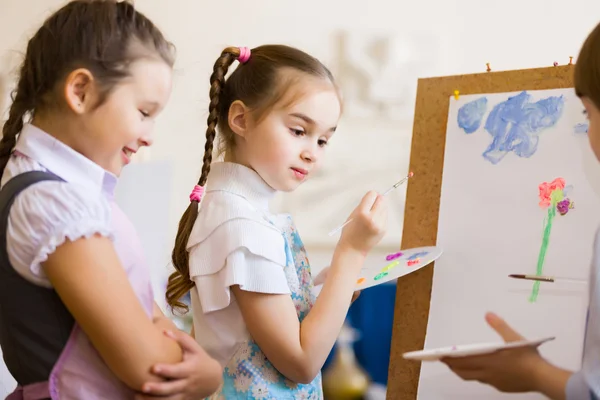 Niños dibujando y pintando — Foto de Stock