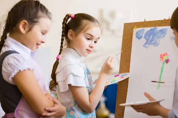 Kinderen tekenen en schilderen — Stockfoto