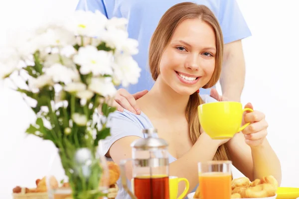 Beautiful young woman drinking tea — Stock Photo, Image