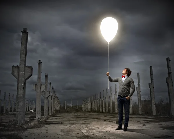 Jovem segurando uma luz — Fotografia de Stock