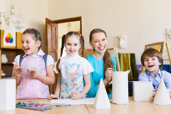 Kinderen tekenen en schilderen — Stockfoto