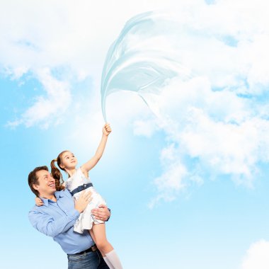 el kızı üzerinde tutan baba