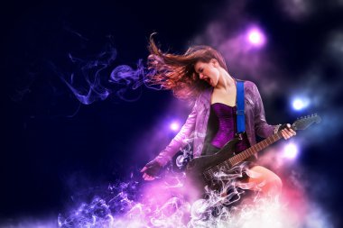 Rock tutkulu kız siyah kanatlı