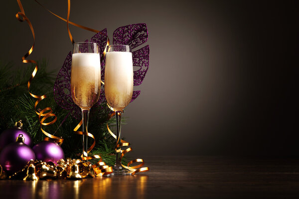 Бокалы шампанского на новогодней вечеринке
