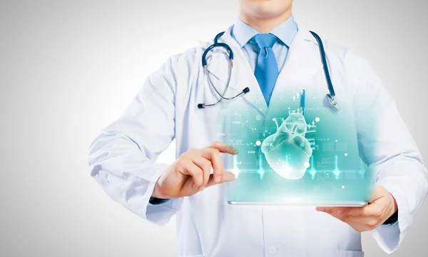 Medico con tablet pc — Foto Stock