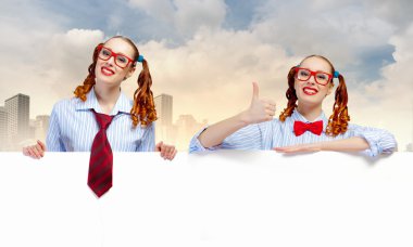 boş bir pano ile kadın