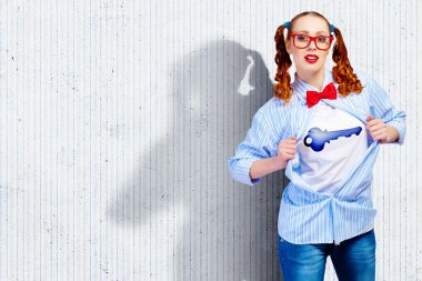 Genç süper kahraman kadın