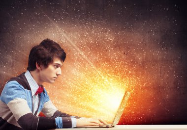 Dizüstü bilgisayar kullanan iş adamı