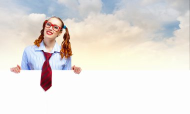 boş bir pano ile kadın