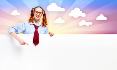 boş bir pano ile kadın